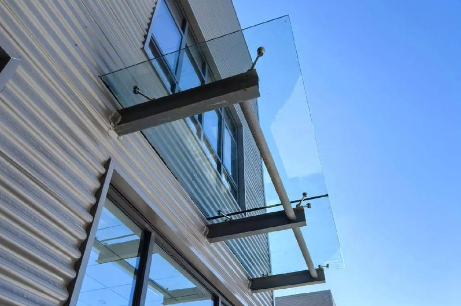 城东为什么要给钢结构雨棚打孔！